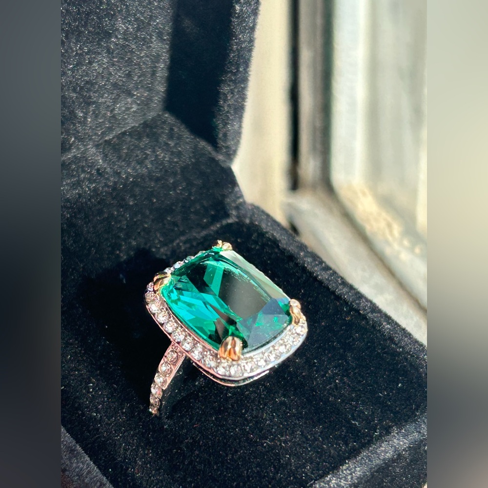 Size 8 - Beautiful Teal Green Cocktail Ring, Large Center Stone - Picture 10 of 17